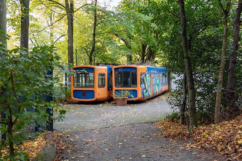 Seit über 10 Jahren dahingammelnder Schwebebahn-Wagen Nummer 21 am 13. Oktober 2022 auf dem Areal neben der Zoo-Schule im Grünen Zoo Wuppertal