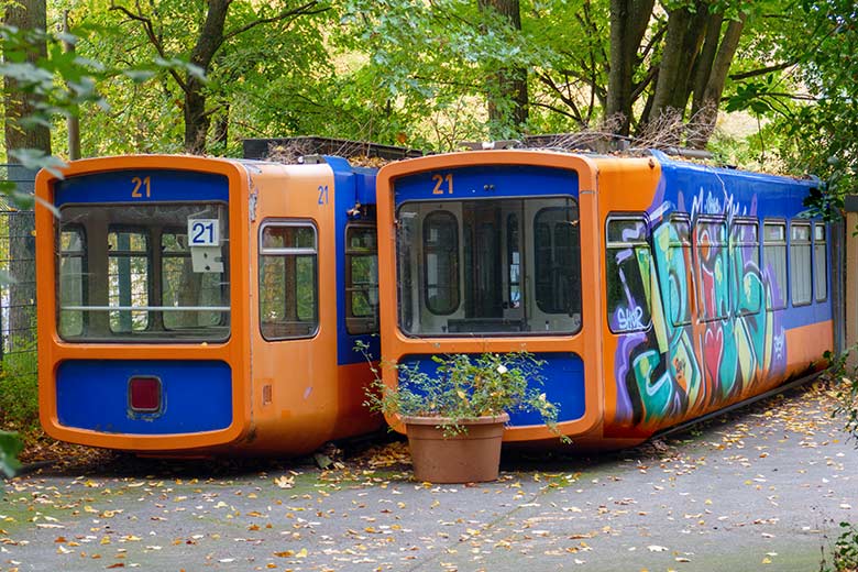 Seit über 10 Jahren dahingammelnder Schwebebahn-Wagen Nummer 21 am 4. August 2021 auf dem Areal neben der Zoo-Schule im Wuppertaler Zoo
