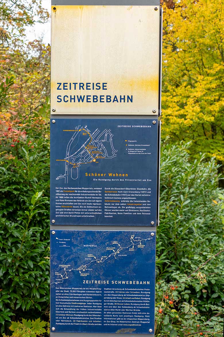Information ZEITREISE SCHWEBEBAHN am 13. Oktober 2022 vor dem Eingang zum Grünen Zoo Wuppertal