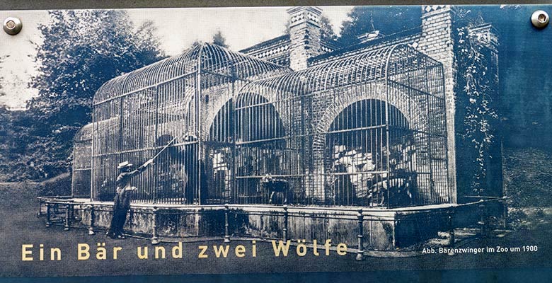 Abbildung 'Bärenzwinger im Zoo um 1900' auf der Information zur REGIONALE 2006 am 13. Oktober 2022 vor dem Eingang zum Wuppertaler Zoo
