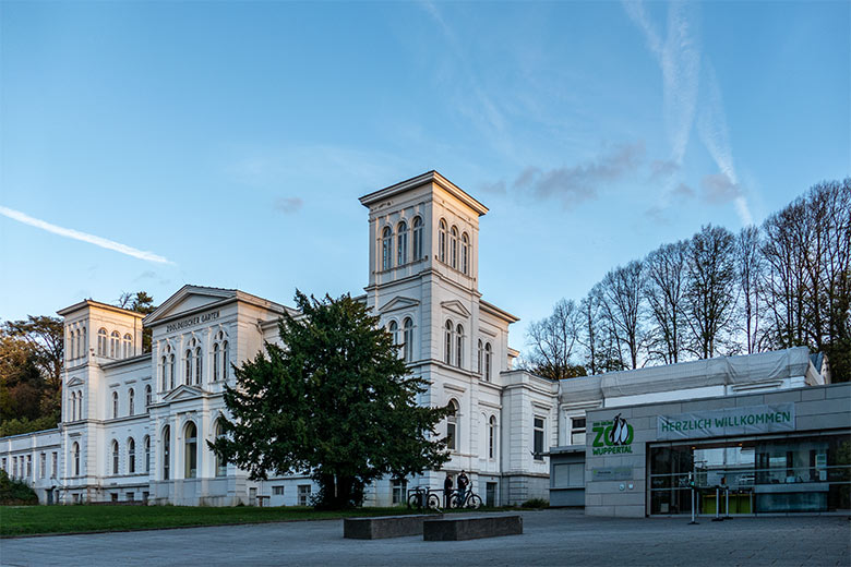 Hauptgebäude Zoologischer Garten am 2. November 2022 im Grünen Zoo Wuppertal