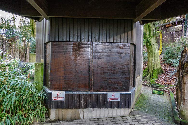 Ehemaliges Biber-Haus mit frisch gestrichener Holzverkleidung vor den Glasscheiben am 3. Januar 2023 im Grünen Zoo Wuppertal