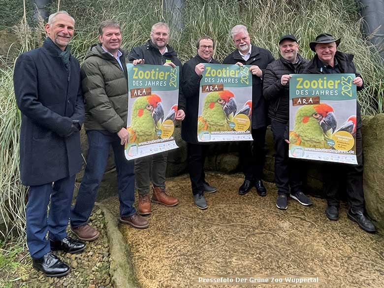 Zootier des Jahres 2023 Ara. Von links nach rechts:  Dr. Arne Lawrenz (Zoodirektor Grüner Zoo Wuppertal), Volker Homes (VdZ), Dr. Nils Kramer (DTG), Oliver Krischer (Minister für Umwelt, Naturschutz und Verkehr des Landes NRW), Bruno Hensel (Präsident der GdZ und 1. Vorsitzender des Zoo-Verein Wuppertal e.V.), Dr. Jens-Ove Heckel (ZGAP), Dr. Sven Hammer (ZGAP) (Pressefoto Der Grüne Zoo Wuppertal)