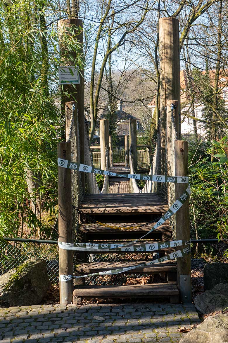 Versperrter Zugang zur Hängebrücke auf der Seite Richtung Affen-Haus am 14. Februar 2023 am Großen Teich im Wuppertaler Zoo