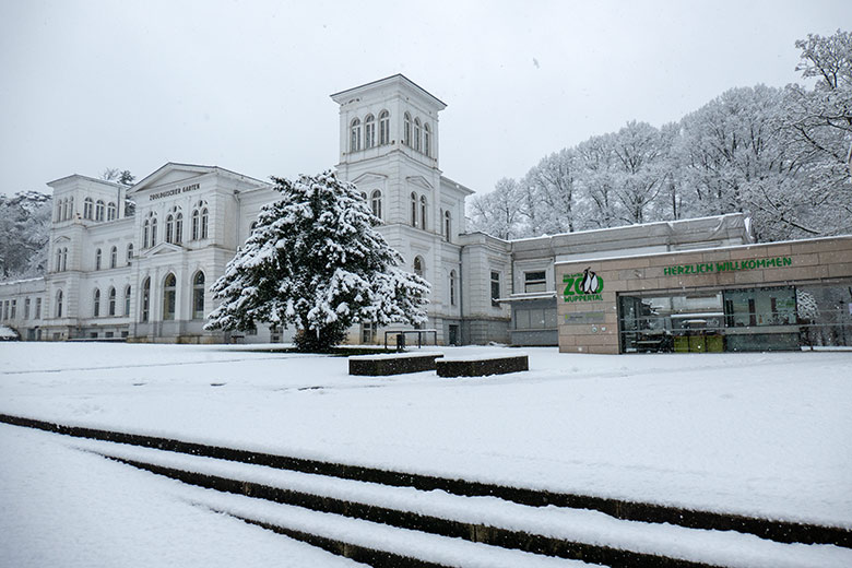 Hauptgebäude Zoologischer Garten Wuppertal im Schnee am 8. März 2023