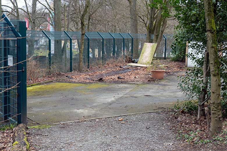 Leerer Lagerplatz auf dem Schwebebahn-Wagen Nr. 21 zehn Jahre auf den Abtransport wartete am 20. März 2023 in der Nähe der Zoo-Schule im Grünen Zoo Wuppertal