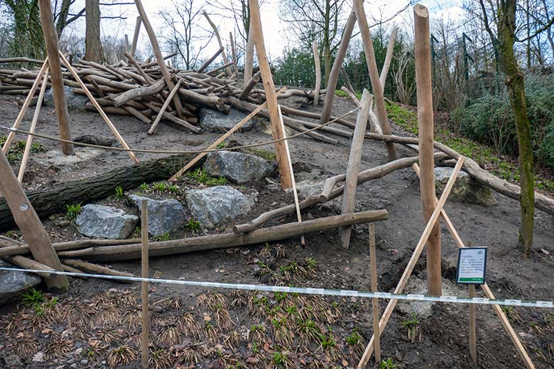 Bauarbeiten auf dem gesperrten Spielplatz am 27. März 2023 unterhalb der Samba-Trasse im Zoo Wuppertal