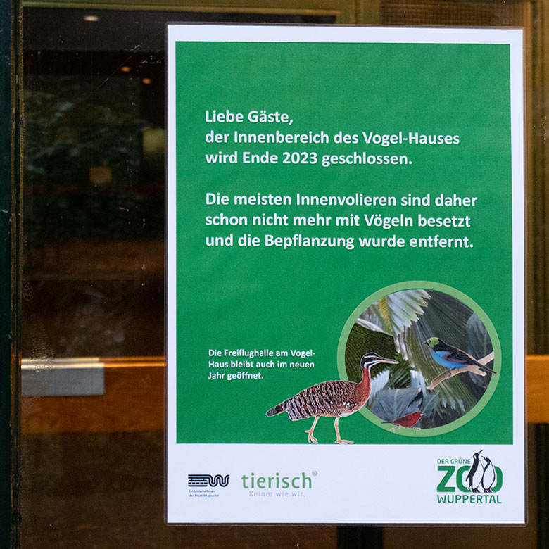 Aushang an der Eingangstür am 19. Dezember 2023 zur Schließung des Innenbereichs des Vogel-Hauses im Grünen Zoo Wuppertal