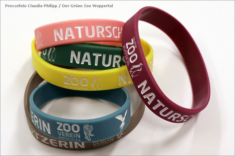 Naturschutz-Armbänder Der Grüne Zoo Wuppertal und Zoo-Verein Wuppertal e.V. in sechs Farben (Pressefoto Claudia Philipp - Der Grüne Zoo Wuppertal)