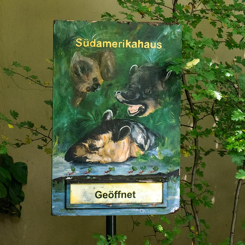 Schild 'Südamerikahaus Geöffnet' am 29. Juni 2024 im Wuppertaler Zoo