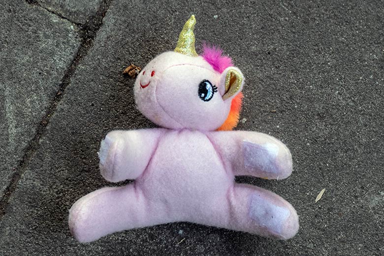 Einhorn-Plüschtier am 29. April 2025 auf dem Besucher-Weg vor dem Aquarium im Grünen Zoo Wuppertal