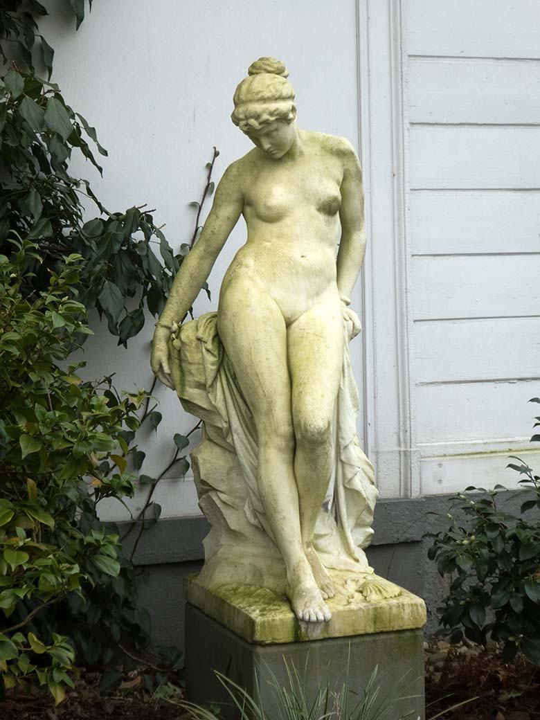 Andromeda-Skulptur am 9. Februar 2020 vor dem historischen Gebäude der Zoo-Direktion im Zoologischen Garten Wuppertal