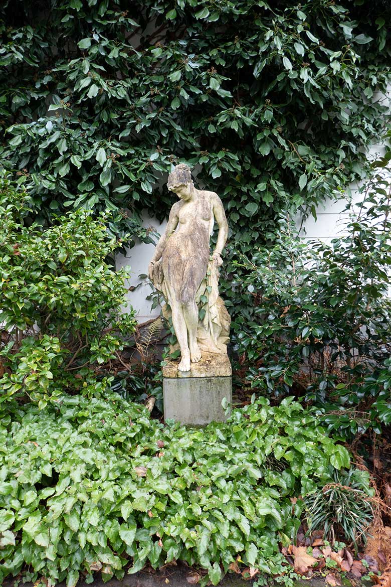 Andromeda-Skulptur vor dem historisches Gebäude der Zoo-Direktion am 8. Dezember 2024 im Grünen Zoo Wuppertal