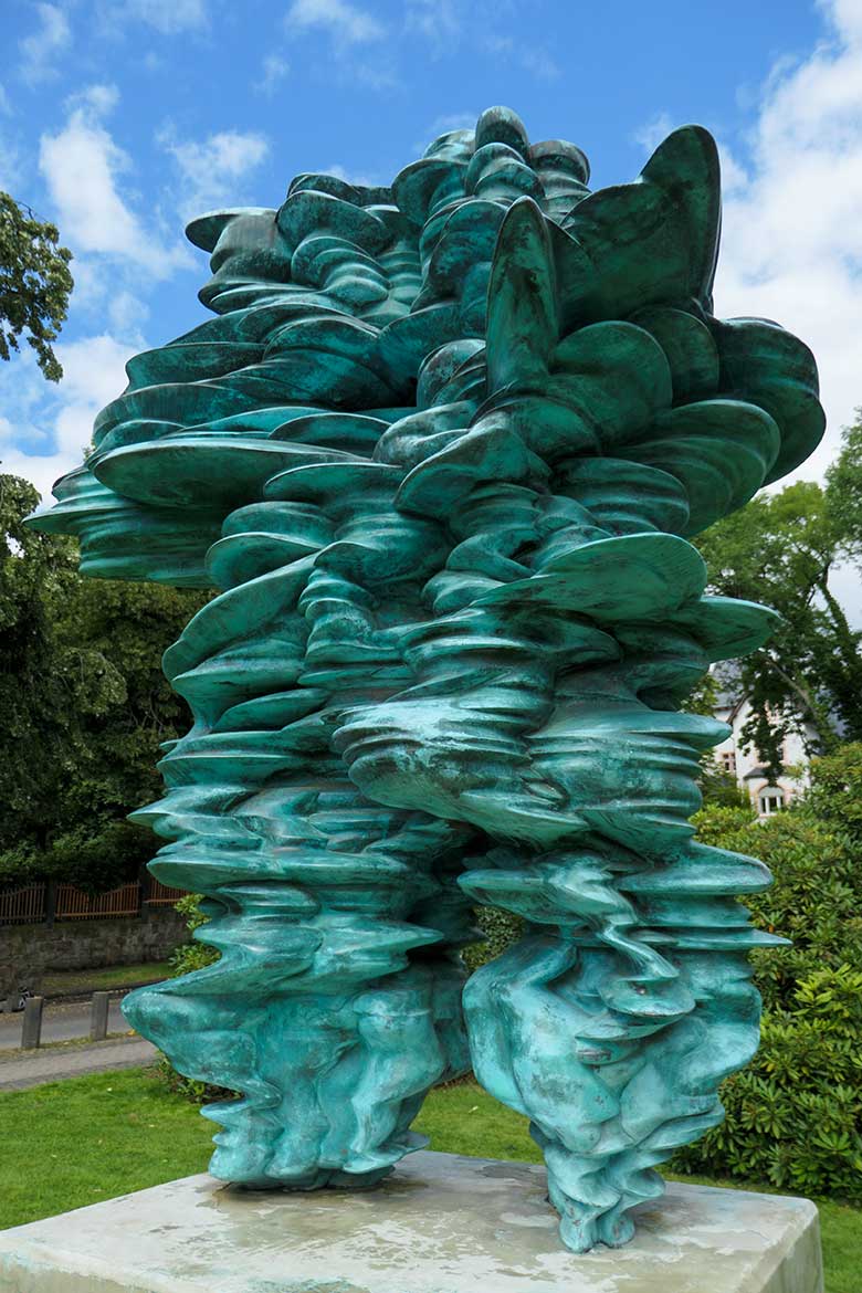 Domagk Skulptur von Tony Cragg am 6. August 2021 vor dem historischen Hauptgebäude Zoologischer Garten Wuppertal