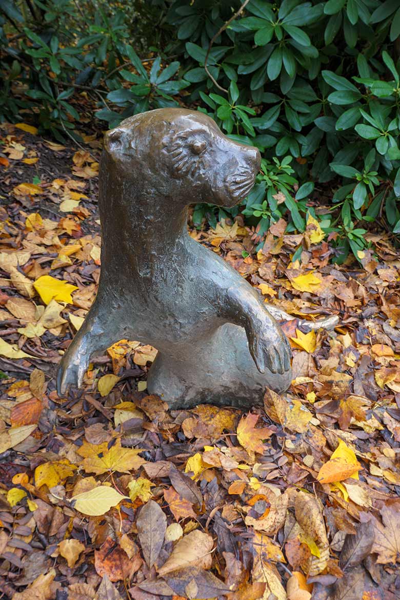 Fischotter Bronzeplastik von Gudrun Kunstmann am 1. November 2020 im Zoologischen Garten der Stadt Wuppertal am Besucherweg zwischen Seelöwen-Becken und Zoo-Direktion