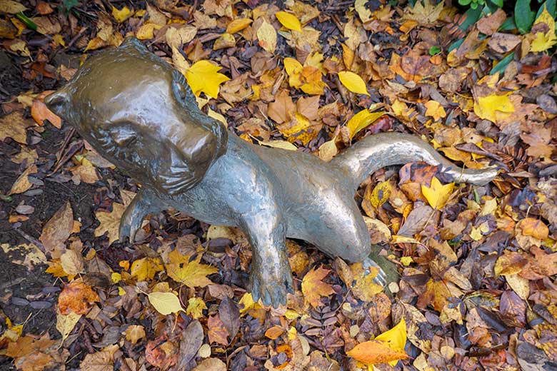 Fischotter Bronzeplastik von Gudrun Kunstmann am 1. November 2020 im Zoo Wuppertal am Besucherweg zwischen Seelöwen-Becken und Zoo-Direktion