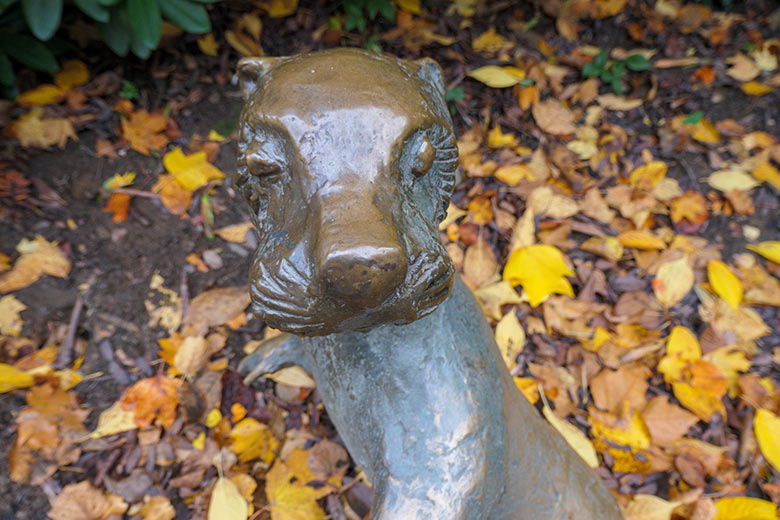 Fischotter Bronzeplastik von Gudrun Kunstmann am 1. November 2020 im Wuppertaler Zoo am Besucherweg zwischen Seelöwen-Becken und Zoo-Direktion