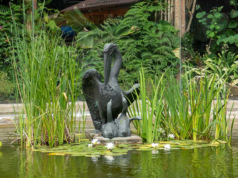Bronzeplastik Pelikangruppe von Gudrun Kunstmann aus dem Jahr 1979 am 26. Juli 2021 im Wasser vor dem Menschenaffen-Haus im Grünen Zoo Wuppertal