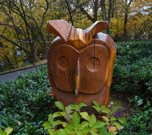 Holz-Skulptur einer Eule am 28. Oktober 2015 im Wuppertaler Zoo