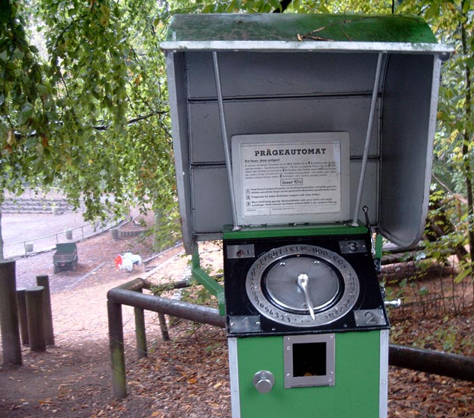 Prägeautomat im Wuppertaler Zoo im Oktober 2002