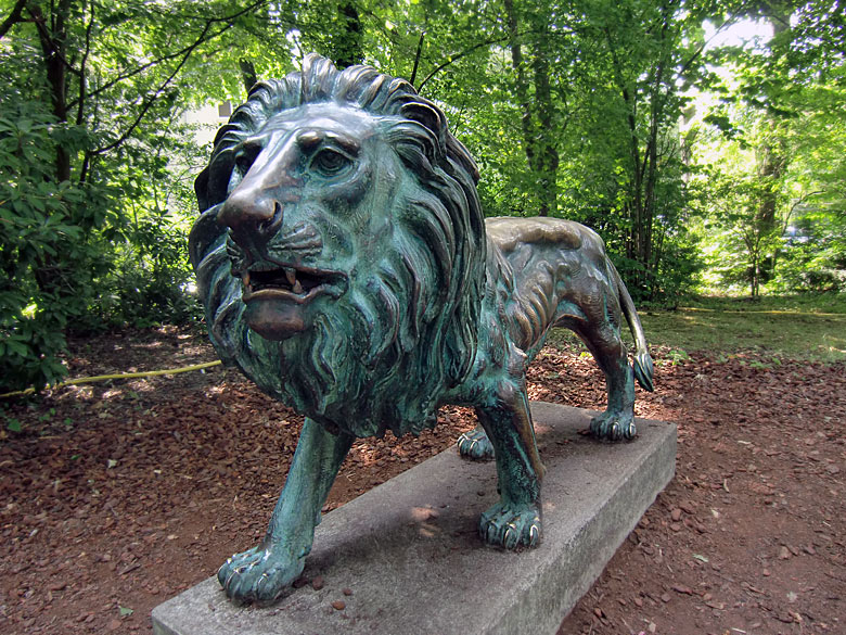 Bronze-Löwe im Zoologischen Garten der Stadt Wuppertal im Juli 2010
