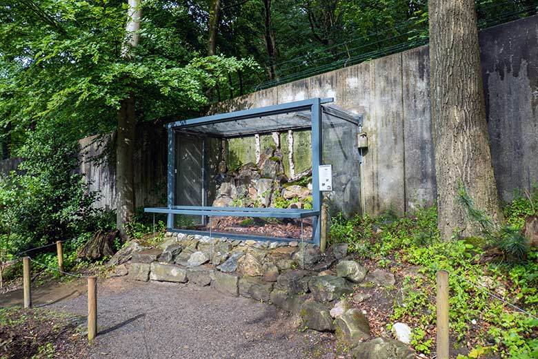 Anlage für Feuersalamander am 26. Mai 2024 neben der Anlage für den Schneeleopard im Wuppertaler Zoo