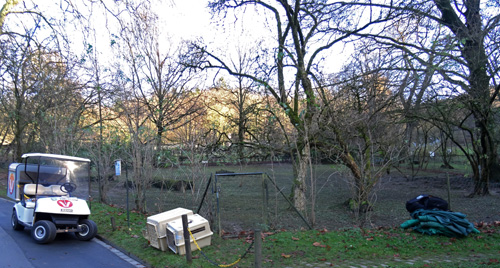 Tier-Transport-Boxen am 27. November 2015 vor dem verwaisten Gehege der Bennettskängurus im Grünen Zoo Wuppertal