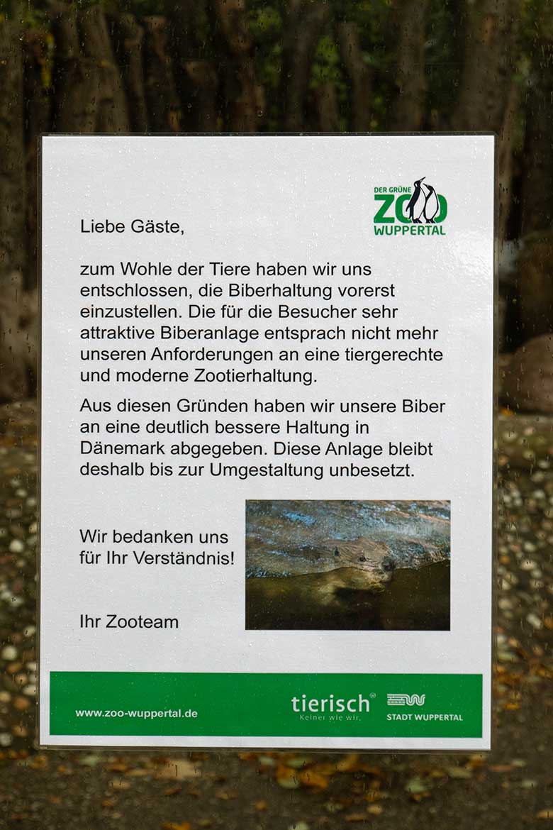 Geänderter Aushang Ende Oktober 2020 mit der Information zur Abgabe der Europäischen Biber nach Dänemark an der bisherigen Außenanlage für Europäische Biber im Zoo Wuppertal