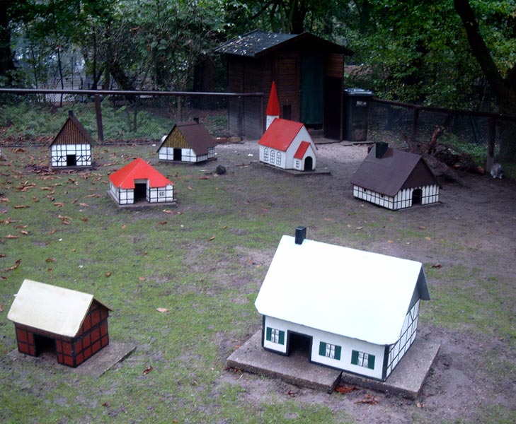 Dorf für die Hausmeerschweinchen im Zoologischen Garten der Stadt Wuppertal im Oktober 2002