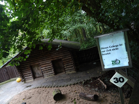 Leeres Gehege der ehemaligen Anlage für Hängebauchschweine am 18. September 2015 im Zoologischen Garten der Stadt Wuppertal