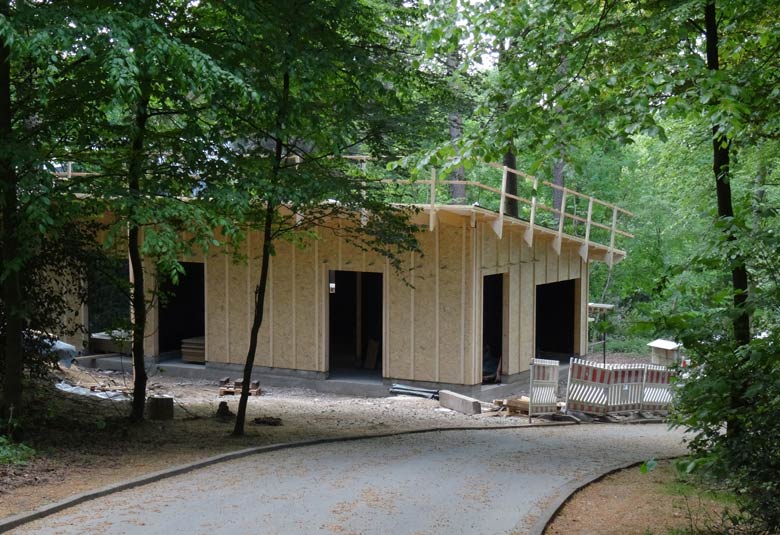 Holz-Rohbau für das Stallgebäude für die neue Milu-Anlage am 12. Mai 2016 im Grünen Zoo Wuppertal