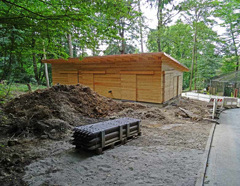 Zaunpfähle vor dem neugebauten Stallgebäude auf der neuen Miluanlage am 11. Juli 2016 im Wuppertaler Zoo