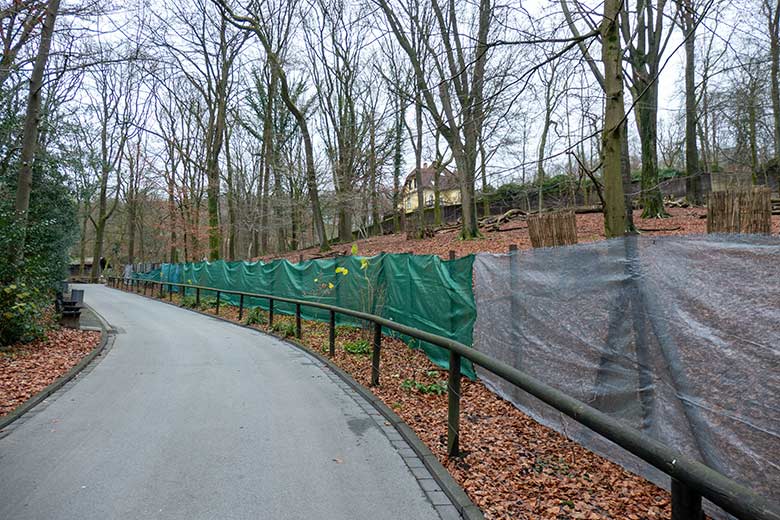 Der mit Gaze verhängte Zaun der Waldrentier-Anlage am 12. Dezember 2024 im Grünen Zoo Wuppertal