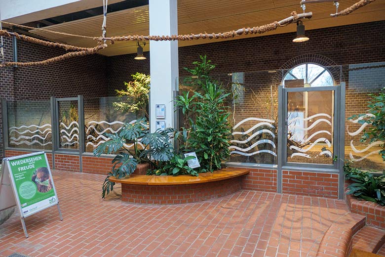 Mit Kalkfarbe markierte Scheiben am Innengehege für Südpudus am 24. Dezember 2021 im Südamerika-Haus im Zoo Wuppertal