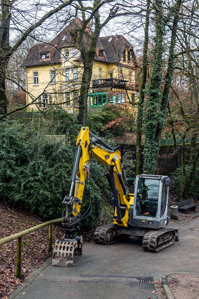 Gelber Bagger am 2. Februar 2022 neben dem Areal für die Erweiterung der Takin-Anlage im Grünen Zoo Wuppertal