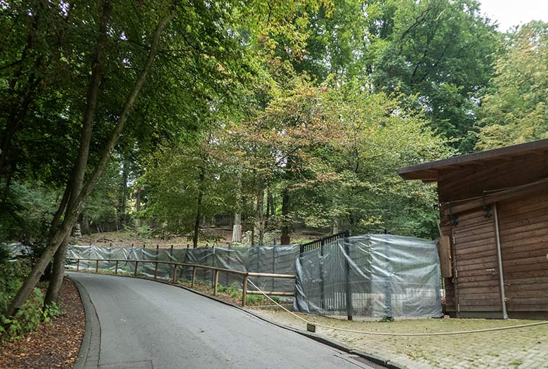 Gaze-Vorhang am 16. September 2019 am Zaun der sogenannten neuen Milu-Anlage im Grünen Zoo Wuppertal