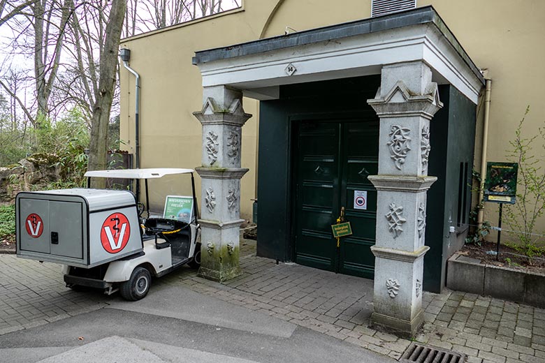 Fahrzeug der Veterinär-Medizin am 20. März 2022 vor dem geschlossenen Südamerika-Haus im Grünen Zoo Wuppertal