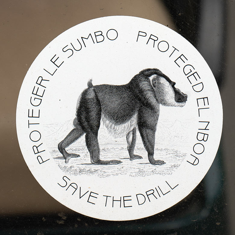 Aufkleber SAVE THE DRILL am 5. Mai 2024 auf einem Fahrzeug des Tierpflege-Teams im Grünen Zoo Wuppertal