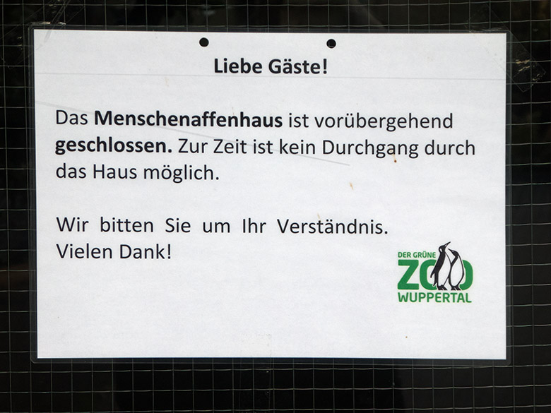 Aushang 'Das Menschenaffenhaus ist vorübergehend geschlossen' am 29. Oktober 2019 im Grünen Zoo Wuppertal