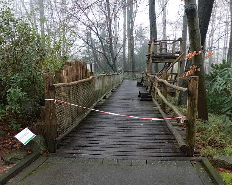 Für Zoobesucher/innen gesperrter Zugang zum Besuchersteg an der Braunbär-Außenanlage am 17. Dezember 2017 im Grünen Zoo Wuppertal