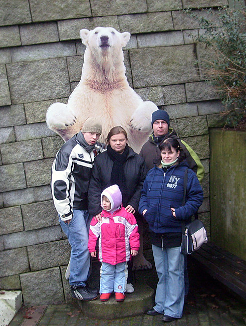 Gruppenfoto vor Eisbärfigur im Zoo Wuppertal am 29. Dezember 2009