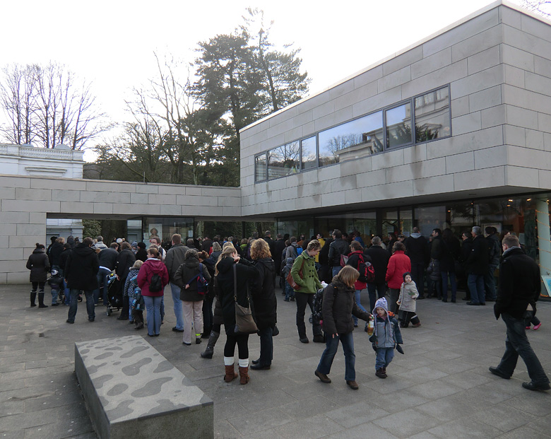 Besucherschlangen vor den Kassen am Haupteingang des Wuppertaler Zoos am Sonntag, dem 13. Februar 2011