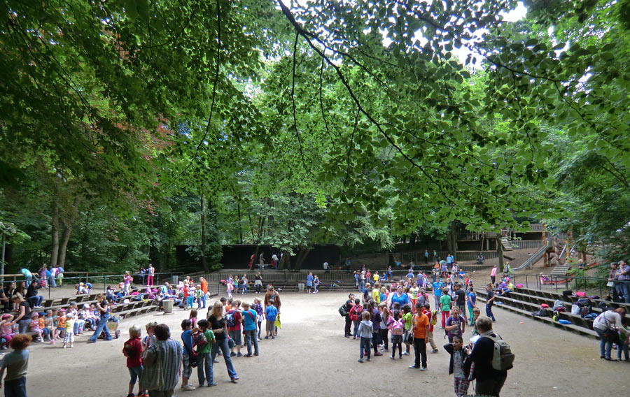 Besuchergruppen am 3. Juli 2012 auf dem Spielplatz im Wuppertaler Zoo