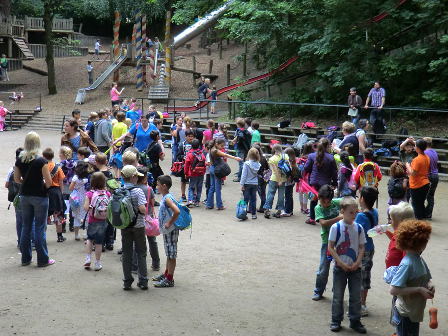 Besuchergruppen am 3. Juli 2012 auf dem Spielplatz im Zoo Wuppertal