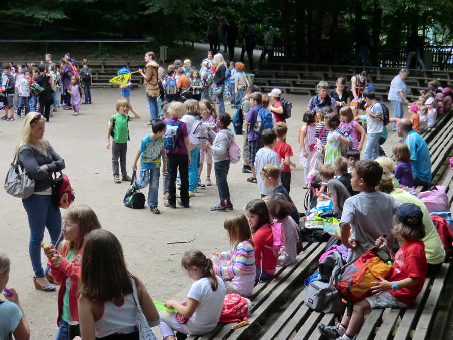 Besuchergruppen am 3. Juli 2012 auf dem Spielplatz im Zoologischen Garten Wuppertal
