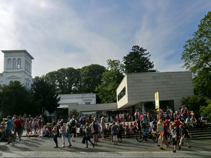 Besuchergruppen am 4. Juli 2012 vor dem Zoo Wuppertal