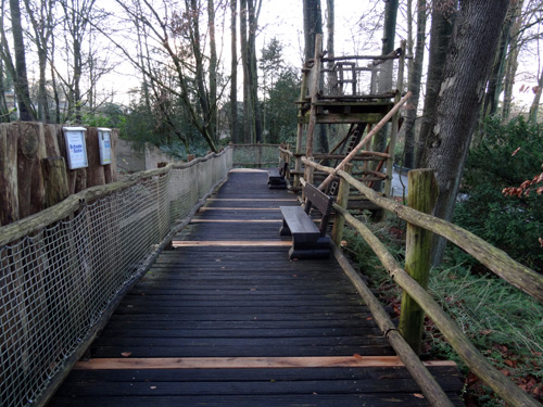 Reparierter Holzsteg und restaurierte Aussichtsplattform an der Braunbärenanlage am 4. Dezember 2015 im Grünen Zoo Wuppertal