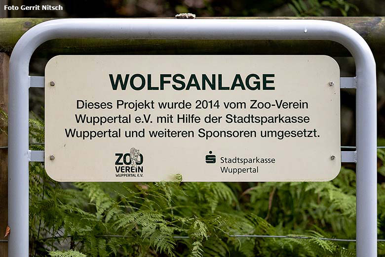 Schild Wolfsanlage am 16. Oktober 2020 an der als Wolfsanlage ausgeschilderten Außenanlage im Grünen Zoo Wuppertal (Foto Gerrit Nitsch)