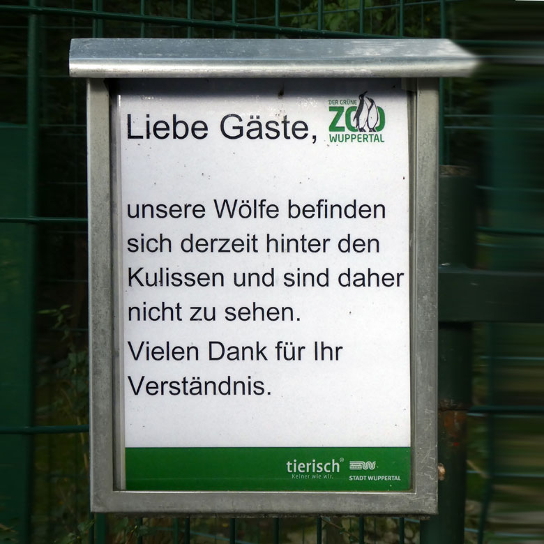 Ausschilderung zu den Europäischen Wölfen am 11. September 2017 am Wolfsgehege im Grünen Zoo Wuppertal
