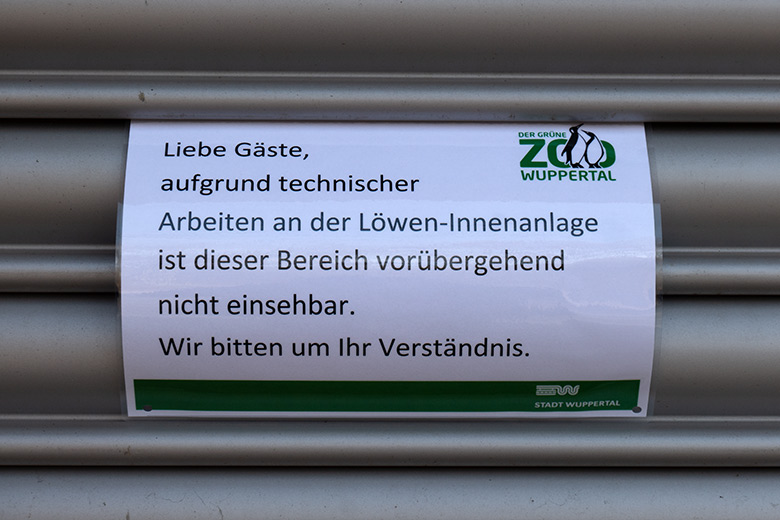 Aushang an den geschlossenen Rolltoren am Löwen-Haus am 9. März 2024 im Zoologischen Garten der Stadt Wuppertal